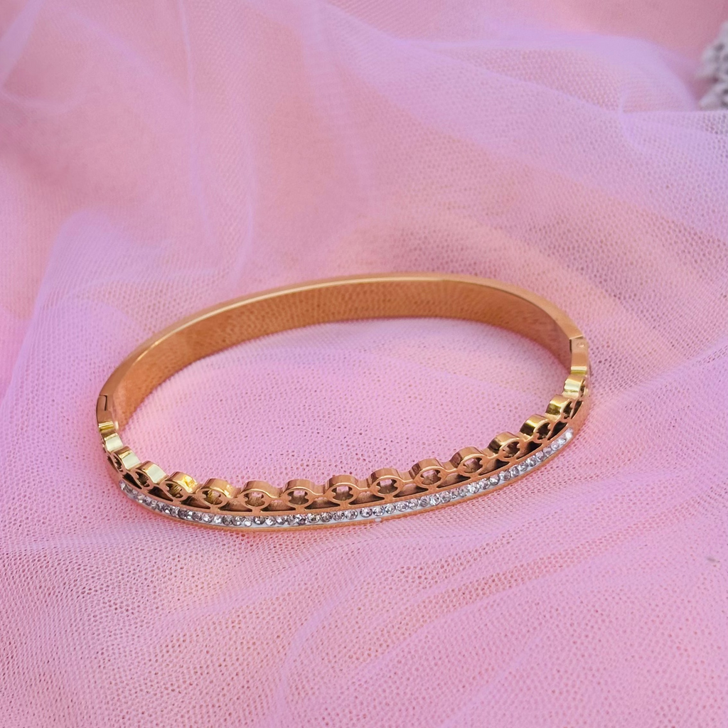 Serene Curve Gold Bracelet