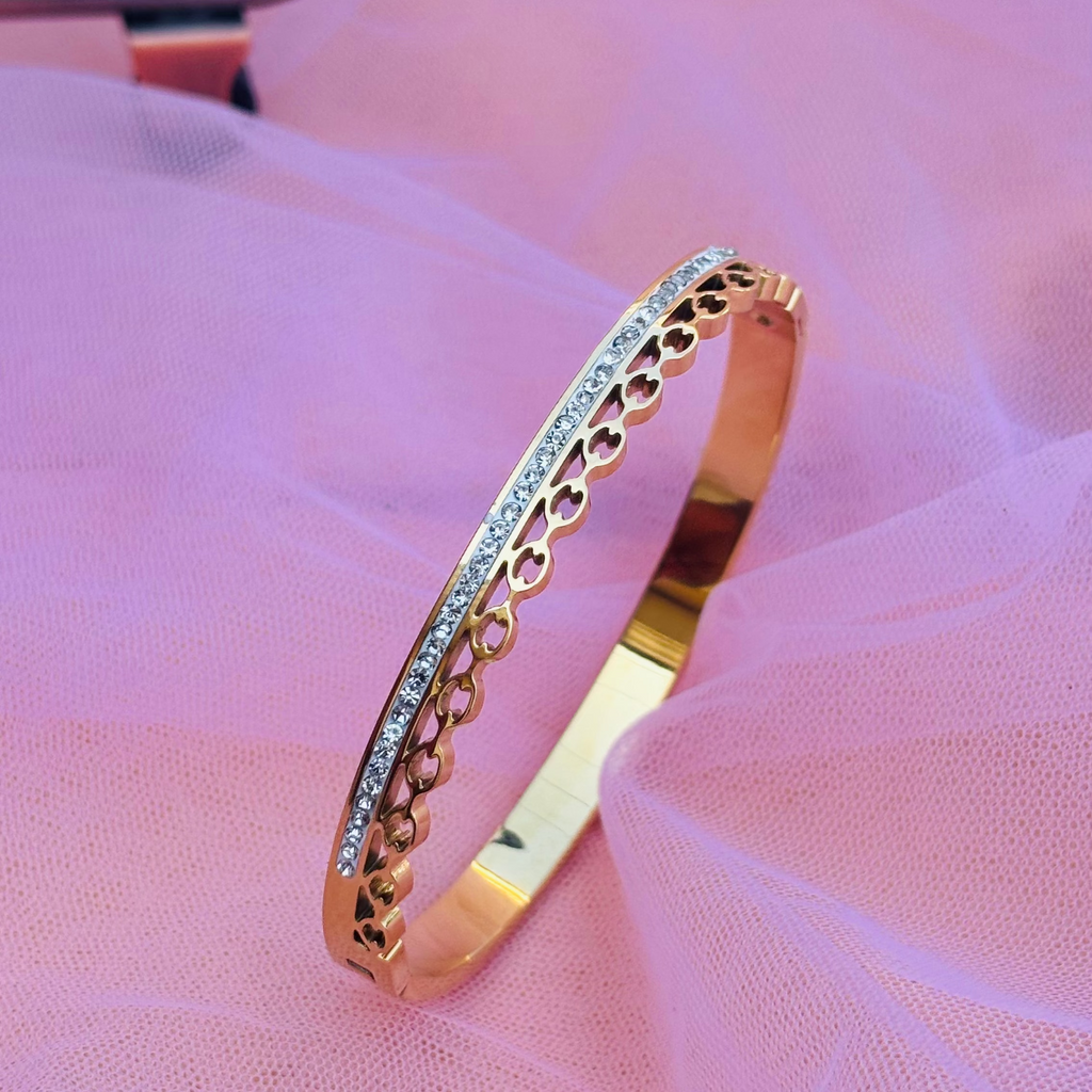 Serene Curve Gold Bracelet